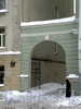 Арка между домами 23 и 25 по Греческому проспекту. Фото декабрь 2009 г.