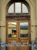 Смольный пр., д. 6. Парадная дверь со стороны Смольного проезда. Фото октябрь 2010 г.