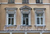 Смольный пр., д. 9. Фрагмент фасада лицевого флигеля. Фото октябрь 2010 г.