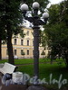 Лермонтовский пр., д. 54. Фонарь у здания бывшего Николаевского кавалерийского училища. Фото июль 2009 г.