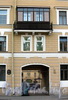 Пр. Римского-Корсакова, д. 79-81 / Дровяной пер., д. 9. Балкон и ворота. Фото август 2009 г.
