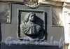 Невский пр., д. 26. Барельеф Петра I на фасаде здания. Фото июль 2009 г.
