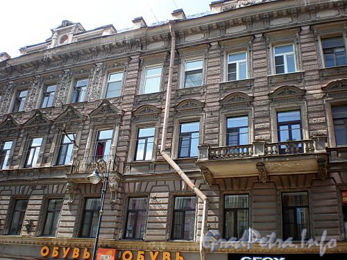 Владимирский пр., д. 7. Бывший доходный дом. Фрагмент фасада здания. Фото август 2009 г.