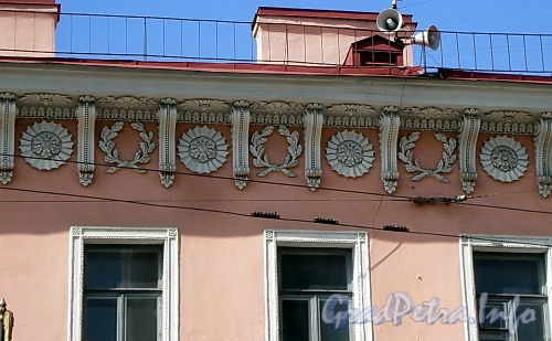 Владимирский пр., д. 17. Элементы декора фасада здания. Фото август 2009 г.