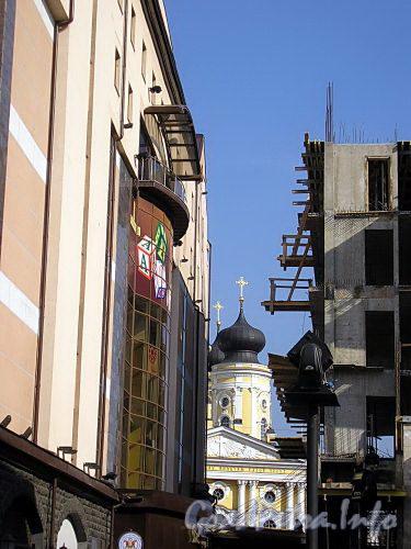 Вид на Владимирский собор от строящегося здания торгово-офисного комплекса Regent Hall. Фото апрель 2005 г.