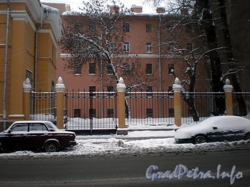 Греческий пр., д. 7. Ограда у здания электроподстанции. Фото февраль 2010 г.