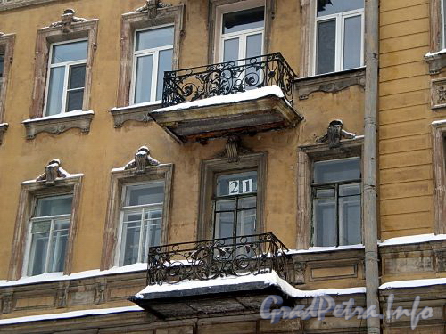 Греческий пр., д. 17. Бывший доходный дом. Балконы. Фото декабрь 2009 г.