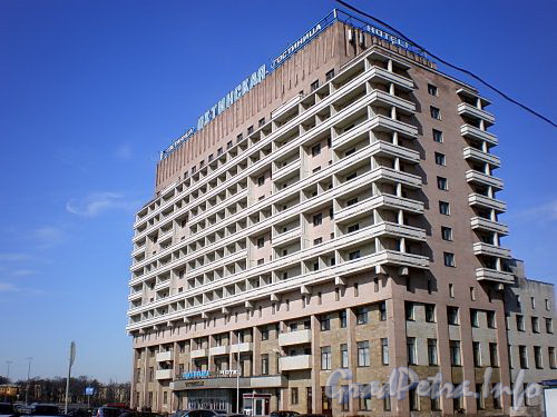 Большеохтинский пр., д. 4. Здание гостиницы «Охтинская». Общий вид здания. Фото апрель 2009 г.
