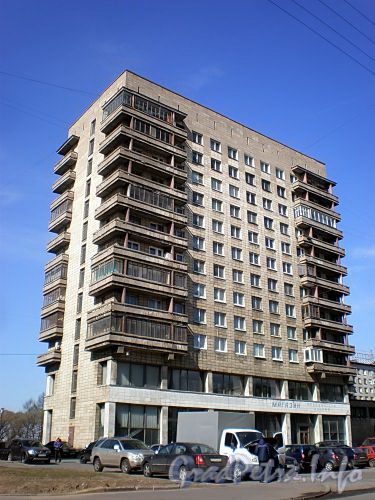 Большеохтинский пр., д. 8. Жилой дом. Общий вид здания. Фото апрель 2009 г.