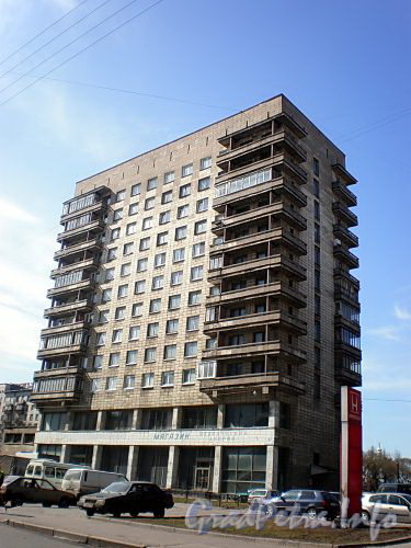 Большеохтинский пр., д. 8. Жилой дом. Общий вид здания. Фото апрель 2009 г.