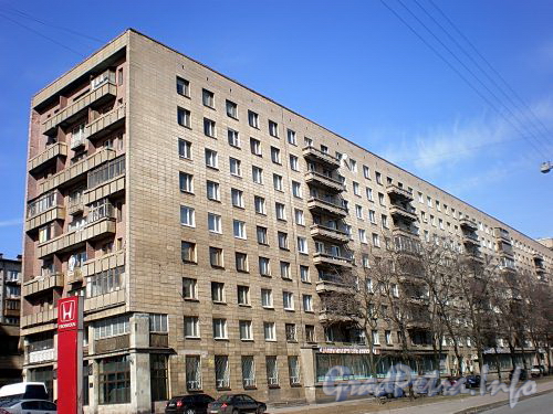 Большеохтинский пр., д. 10. Жилой дом. Общий вид здания. Фото апрель 2009 г.
