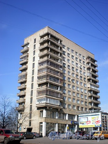 Большеохтинский пр., д. 12. Жилой дом. Общий вид здания. Фото апрель 2009 г.