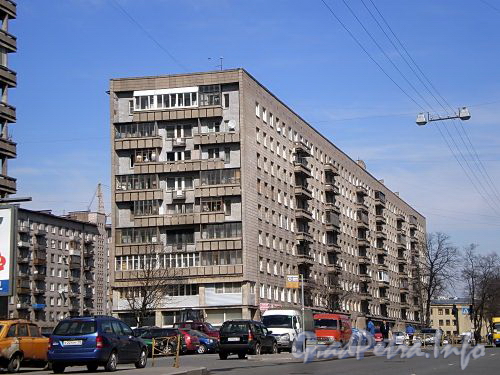 Большеохтинский пр., д. 14. Жилой дом. Общий вид здания. Фото апрель 2009 г.