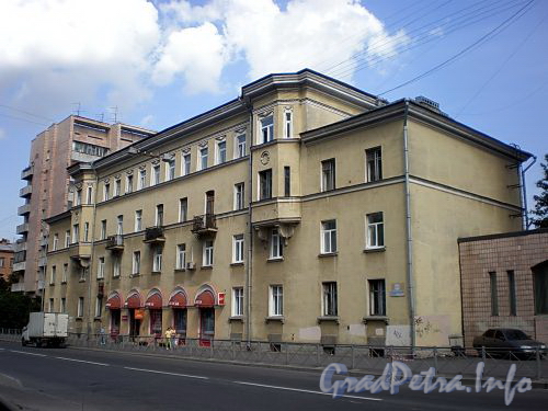 Большеохтинский пр., д. 17. Общий вид здания. Фото апрель 2009 г.