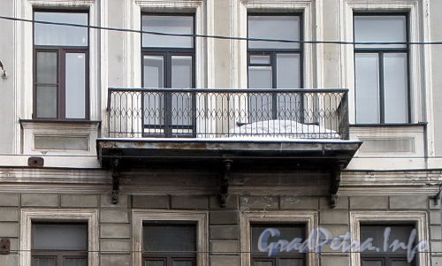 Владимирский пр., д. 8. Бывший доходный дом. Решетка балкона. Фото март 2010 г.