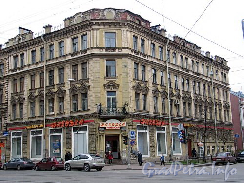Средний пр., д. 16 / 2-я линия В.О., д. 39. Доходный дом К. И. Путилова. Общий вид угловой части здания. Фото май 2010 г.
