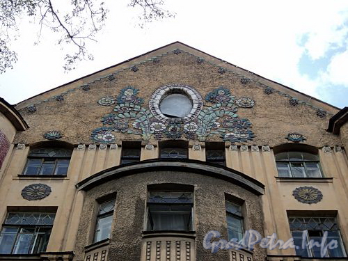 Клинский пр., д. 17 (правая часть). Доходный дом Захаровых. Фрагмент фасада здания. Фото май 2010 г.