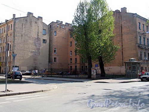Сквер на углу Клинского проспекта и Серпуховской улицы. (на здании, западнее сквера, номерной знак: «Серпуховская ул., д. 21»). Фото май 2010 г.
