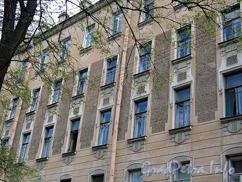 Клинский пр., д. 24 / Бронницкая ул., д. 15. Фрагмент фасада по проспекту. Фото май 2010 г.