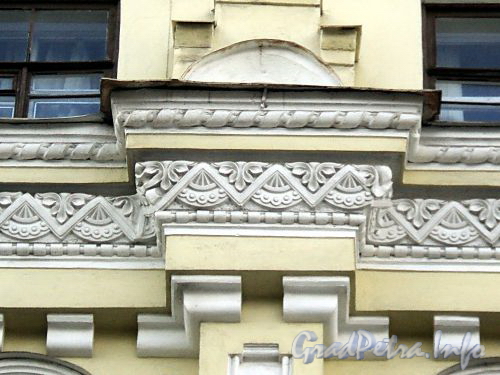 Клинский пр., д. 25. Элемент декора фасада здания. Фото май 2010 г.