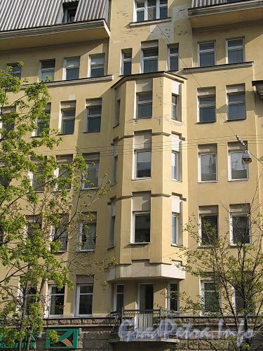 Малодетскосельский пр., д. 32, лит. Б. Фрагмент фасада с эркером. Фото май 2010 г.