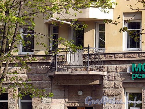 Малодетскосельский пр., д. 32, лит. Б. Решетка балкона. Фото май 2010 г.