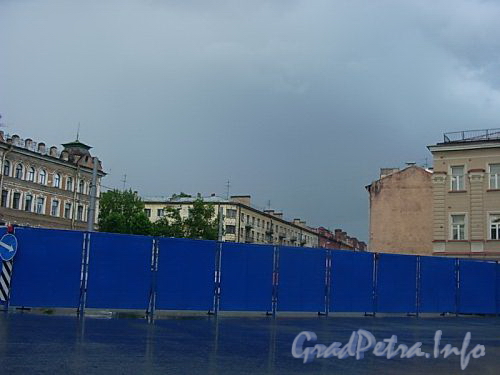 проспект Добролюбова, дом 12. Строительная площадка, после сноса здания, вид от Мытнинской набережной. Фото 17 августа 2004 года