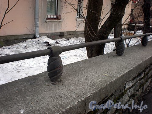 Костромской пр., д. 21. Фрагмент ограды со стороны Енотаевской улицы. Фото апрель 2010 г.