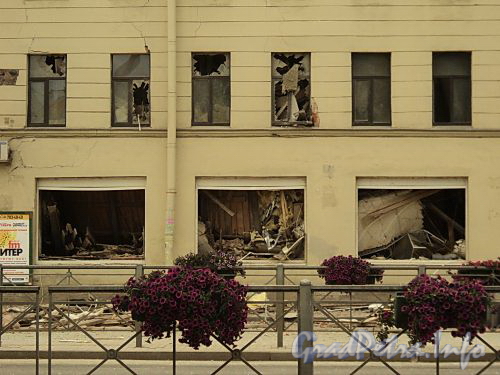Лиговский пр., 145. Рухнувшие перекрытия здания в проемах окон первого и второго этажей, после обрушения перекрытий. Фото 1 сентября 2010 г.