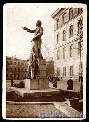 Памятник Г.В. Плеханову у здания Технологического института. Фото с сайта leb.nlr.ru
