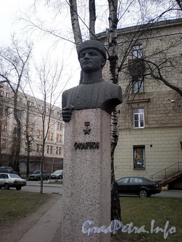 Памятник Ф.А. Смолячкову на углу Бол. Сампсониевского проспекта и улицы Смолячкова. Фото декабрь 2009 г.