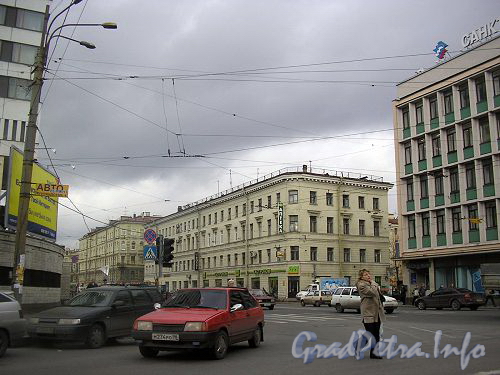 Дом 40 по Лермонтовскому пр.у (левая часть здания) и 42 (правая часть здания). Вид от Рижского проспекта.
