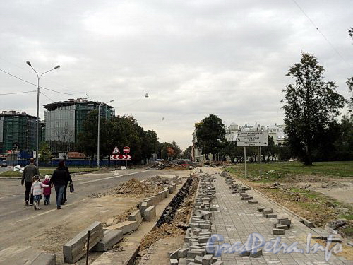 Укладка тротуарной плитки на Константиновском проспекте. Фото сентябрь 2010 г.