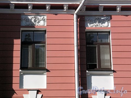 Константиновский пр., д. 1 (центральный корпус). Фрагмент фасада. Фото июнь 2010 г.