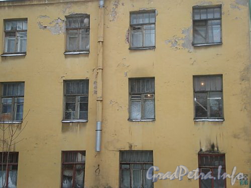 Константиновский пр., д. 3. Аварийное здание. В некоторых окнах горит свет. Фото декабрь 2009 г.
