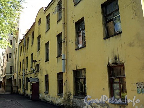 Константиновский пр., д. 3. Аварийное здание. Вид со двора. Фото июнь 2010 г.