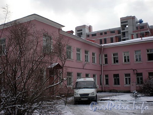 Константиновский пр., д. 14-16. Левое крыло здания. Фото декабрь 2009 г.