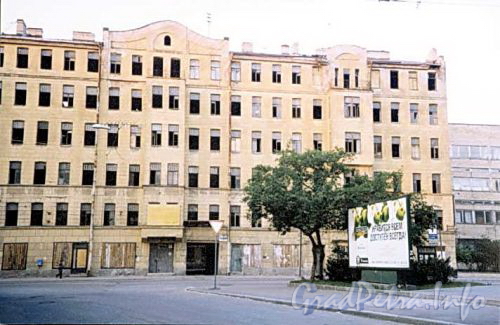 Старо-Петергофский пр., д. 28. До реконструкции здания. Фото 1990-х годов (с сайта строительной компании «Источник-Строй»)