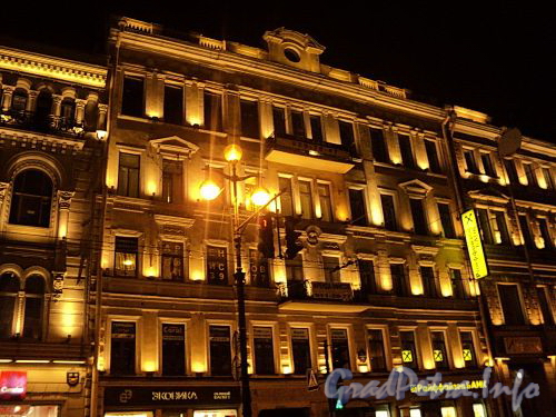 Невский пр., д. 102. Ночная подсветка фасада здания. Фото октябрь 2010 г.