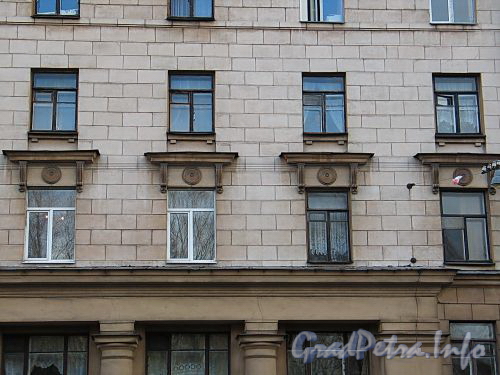 Смольный пр., д. 5. Фрагмент фасада по Смольному проспекту. Фото октябрь 2010 г.