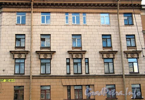 Смольный пр., д. 5. Фрагмент фасада со стороны улицы Пролетарской Диктатуры. Фото октябрь 2010 г.