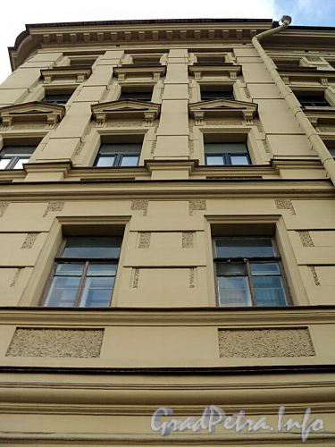 Смольный пр., д. 6. Фрагмент фасада, обращенного на Смольный проезд. Фото октябрь 2010 г.