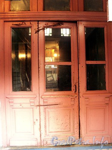 Смольный пр., д. 9. Внутренняя дверь подъезда дворового флигеля. Фото октябрь 2010 г.