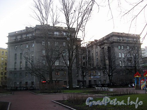 Вид дома от памятника Попову А.С.