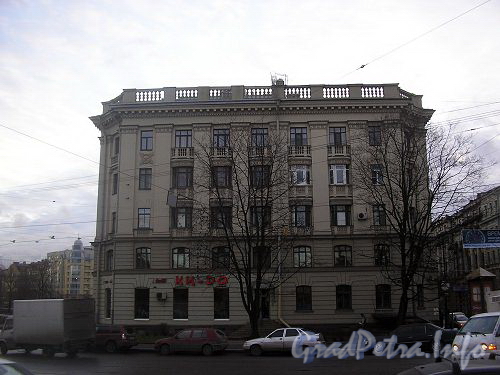 Каменноостровский пр., д. 47. Фасад дома со стороны р. Карповки