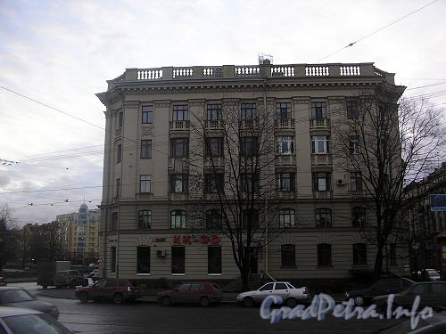 Каменноостровский пр., д. 47. Фасад дома со стороны р. Карповки