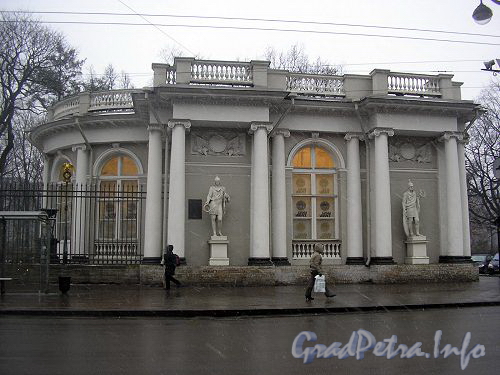 Павильон Росси в саду Аничкова Дворца. Вид с Невского проспекта.