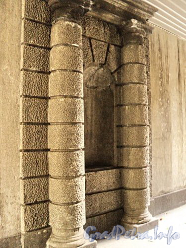 Кронверкский пр., д. 5. Ниша в арке, фланкированная колоннами. Фото октябрь 2010 г.