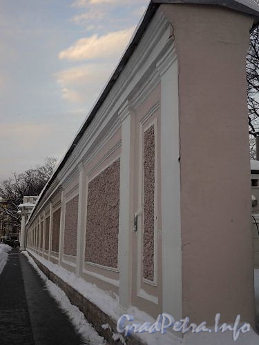 Ограда сада Аничкова дворца со стороны площади Островского. Фото январь 2011 г.