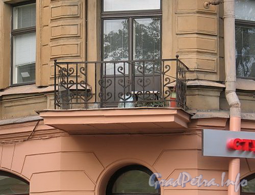 Кронверкский пр., д. 51. Угловой балкон. Фото октябрь 2010 г.
